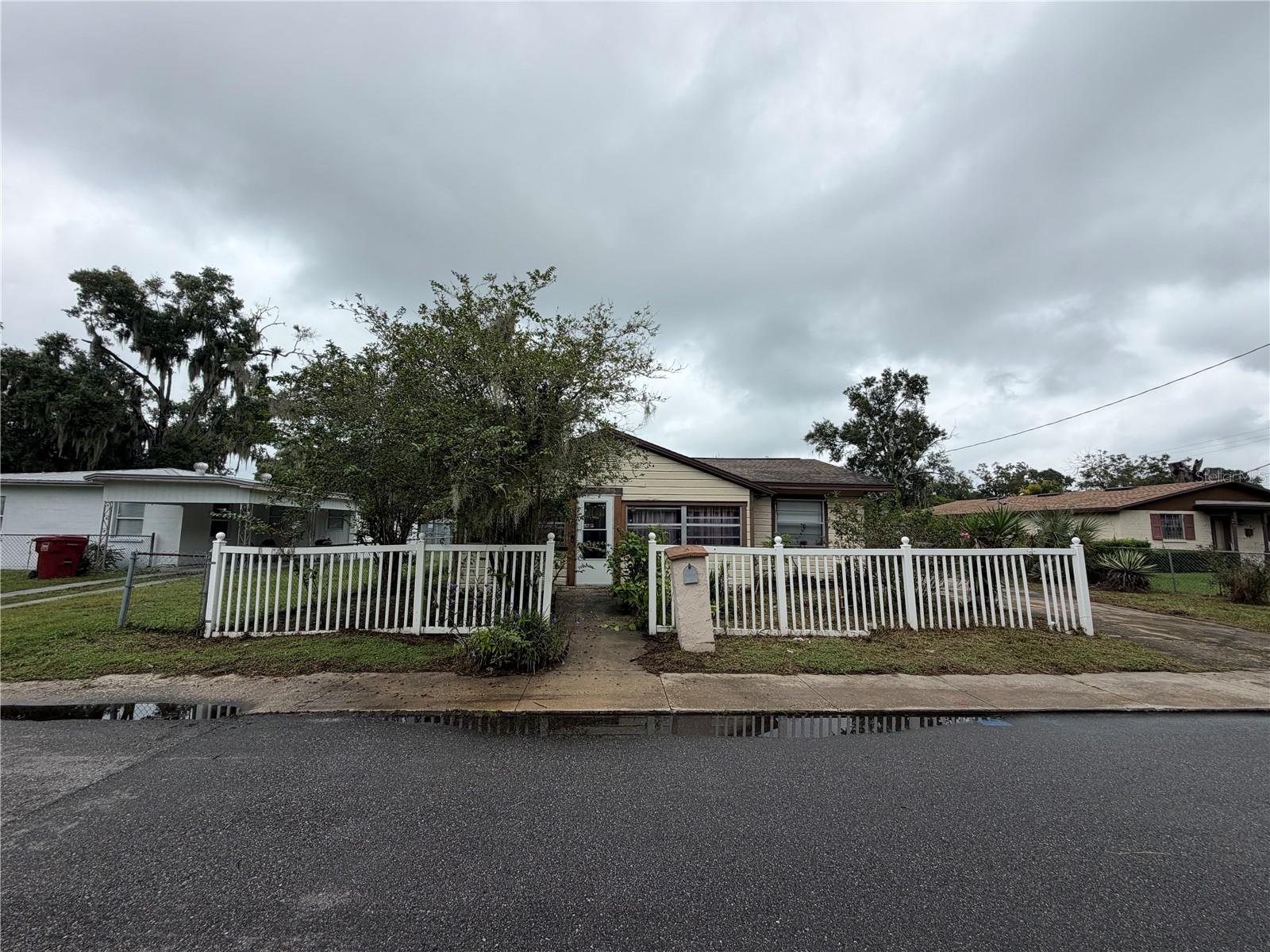 1104 E Warren St Property Photo 1