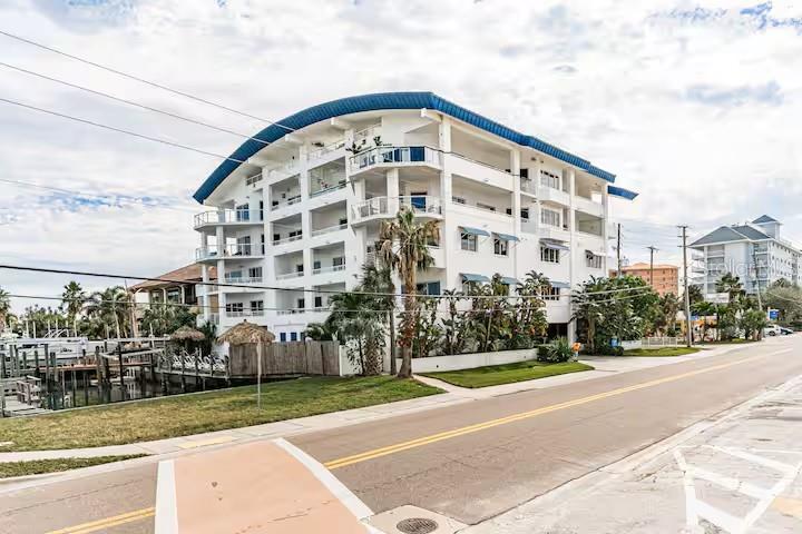 100 Bayside Dr #101 Property Photo 2