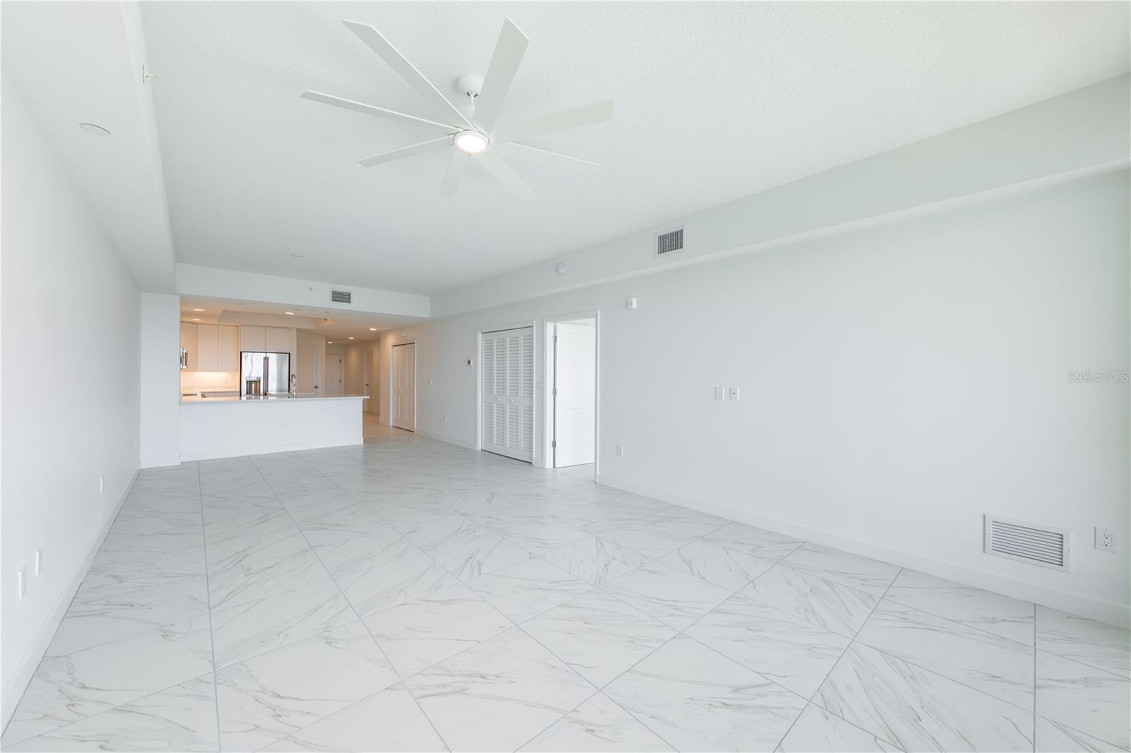 125 Island Way #404 Property Photo 17