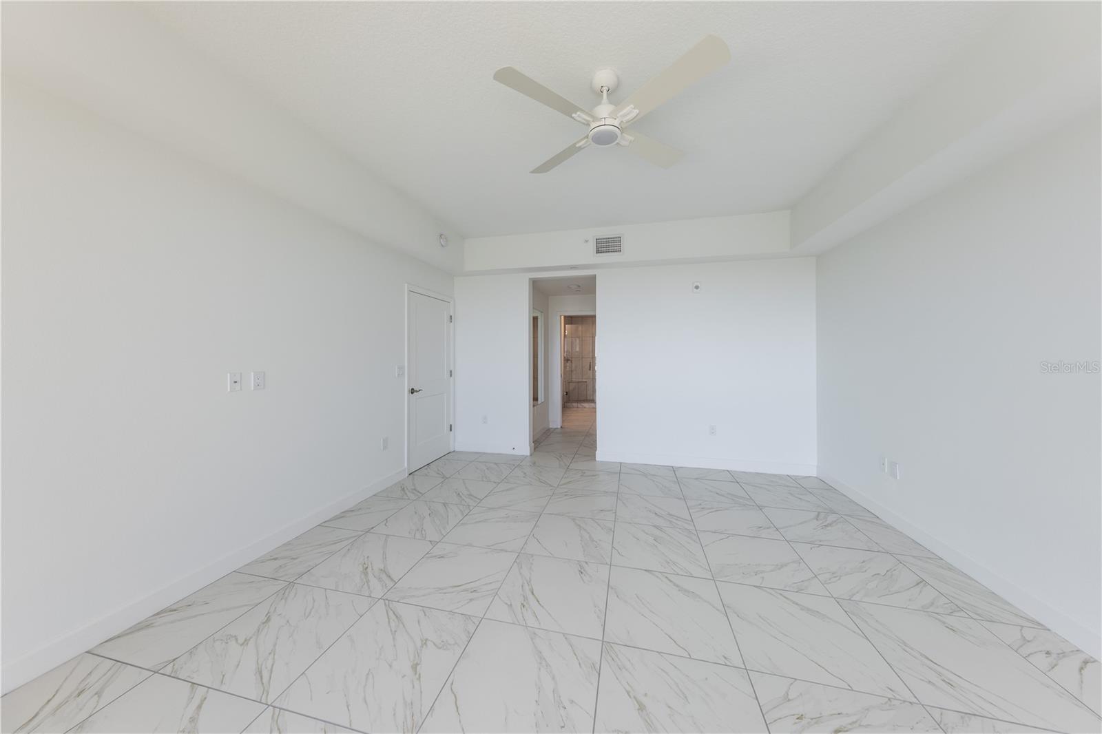 125 Island Way #404 Property Photo 24