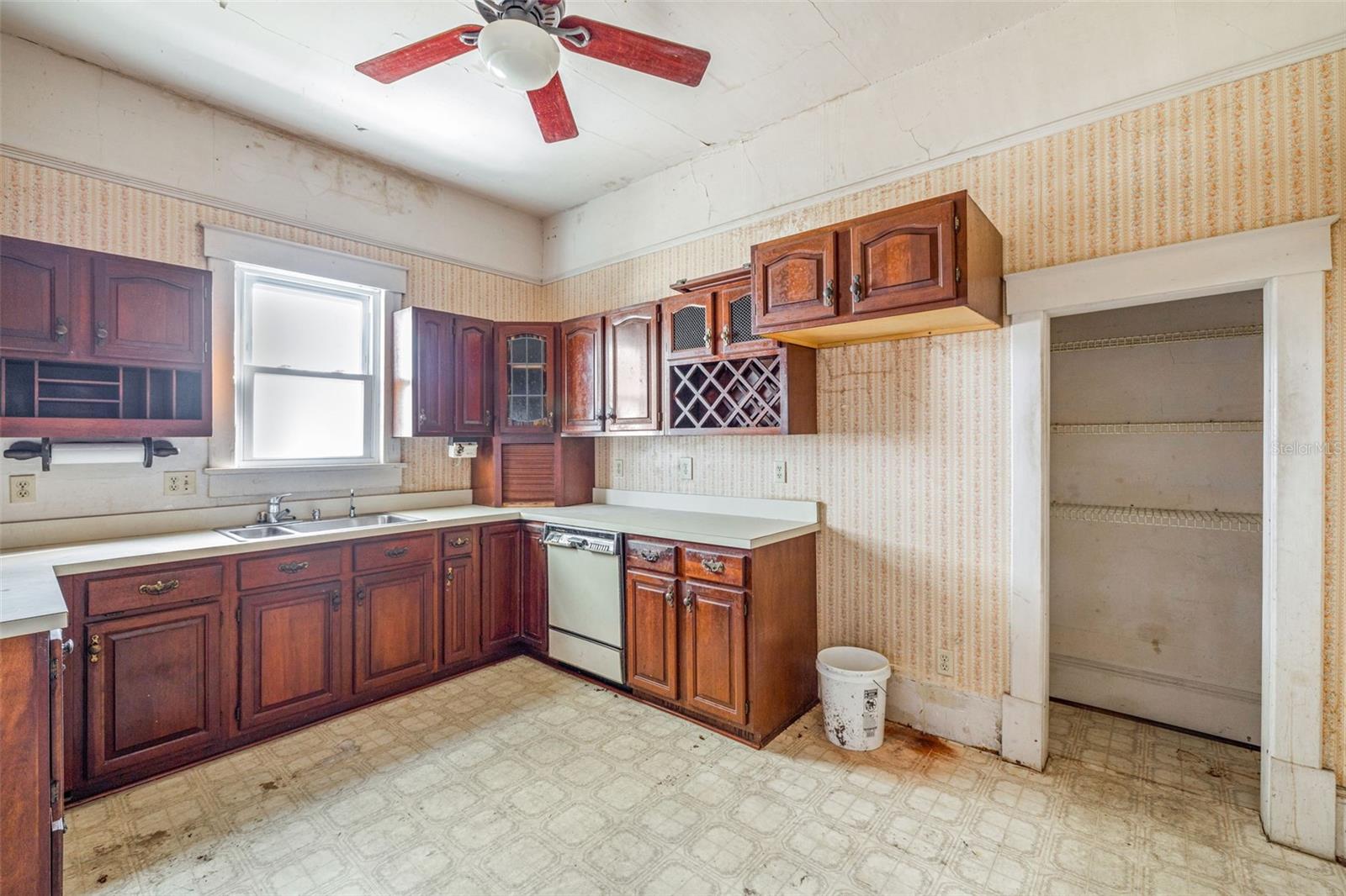 553 Division St Property Photo 14