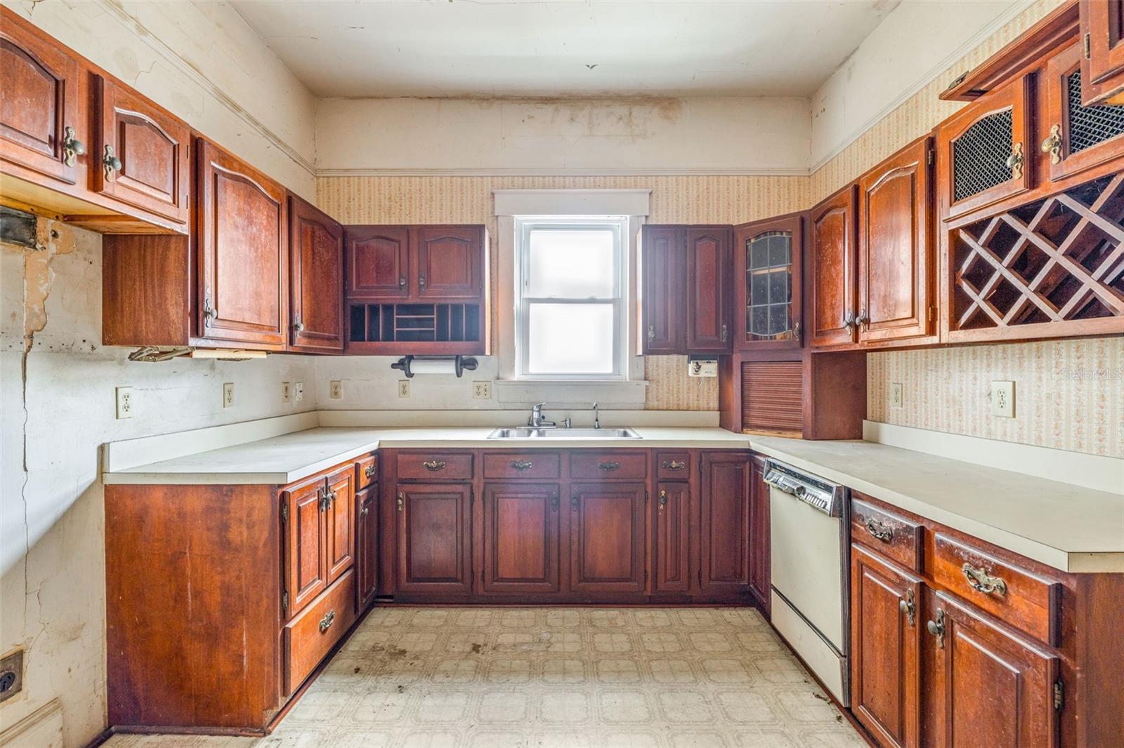 553 Division St Property Photo 15