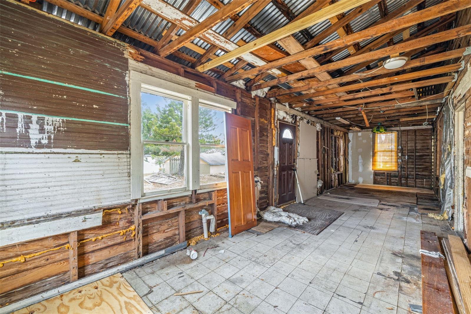 553 Division St Property Photo 17