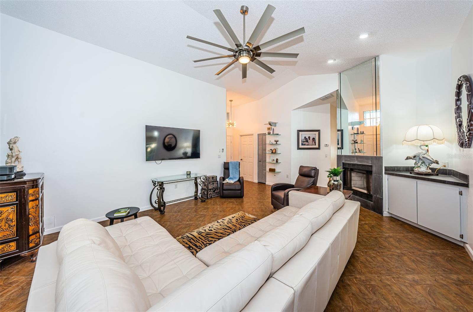 4811 Harbor Woods Dr Property Photo 4