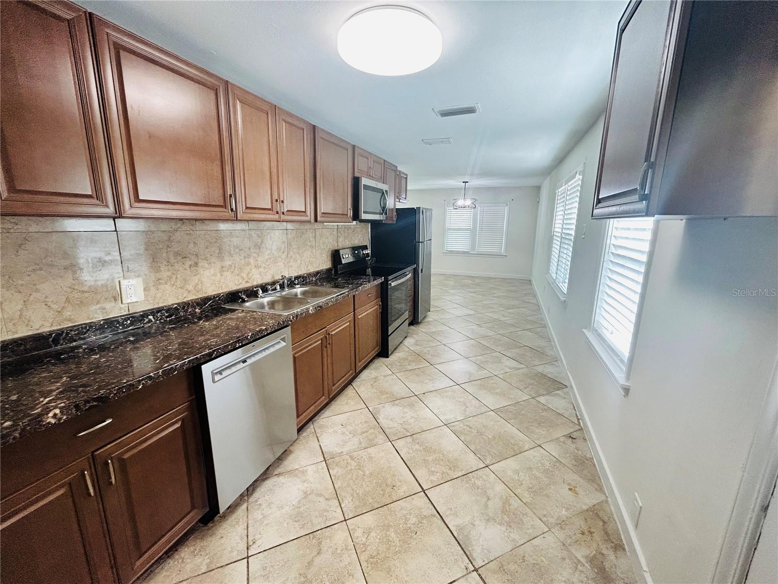 2811 Valencia Way S Property Photo 16
