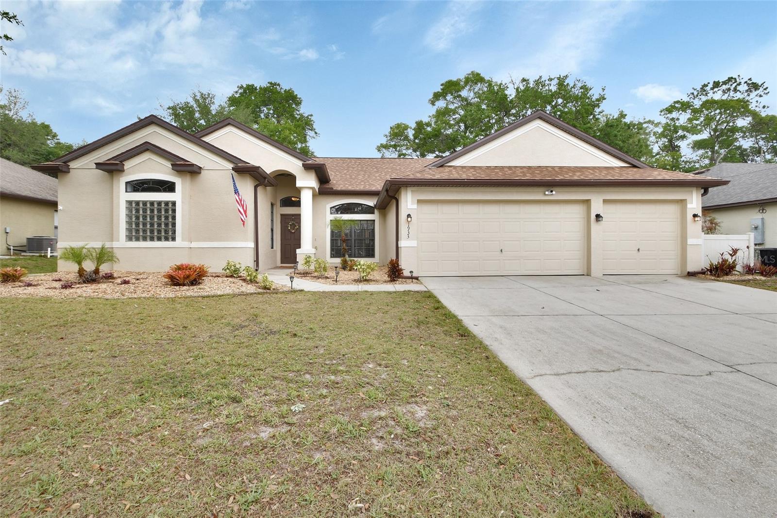 1933 Oak Estates Dr Property Photo 1