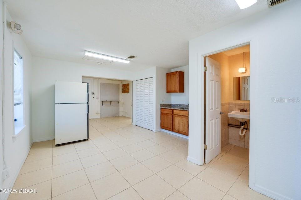 923 N Beach St Property Photo 5