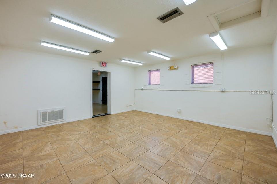 923 N Beach St Property Photo 9