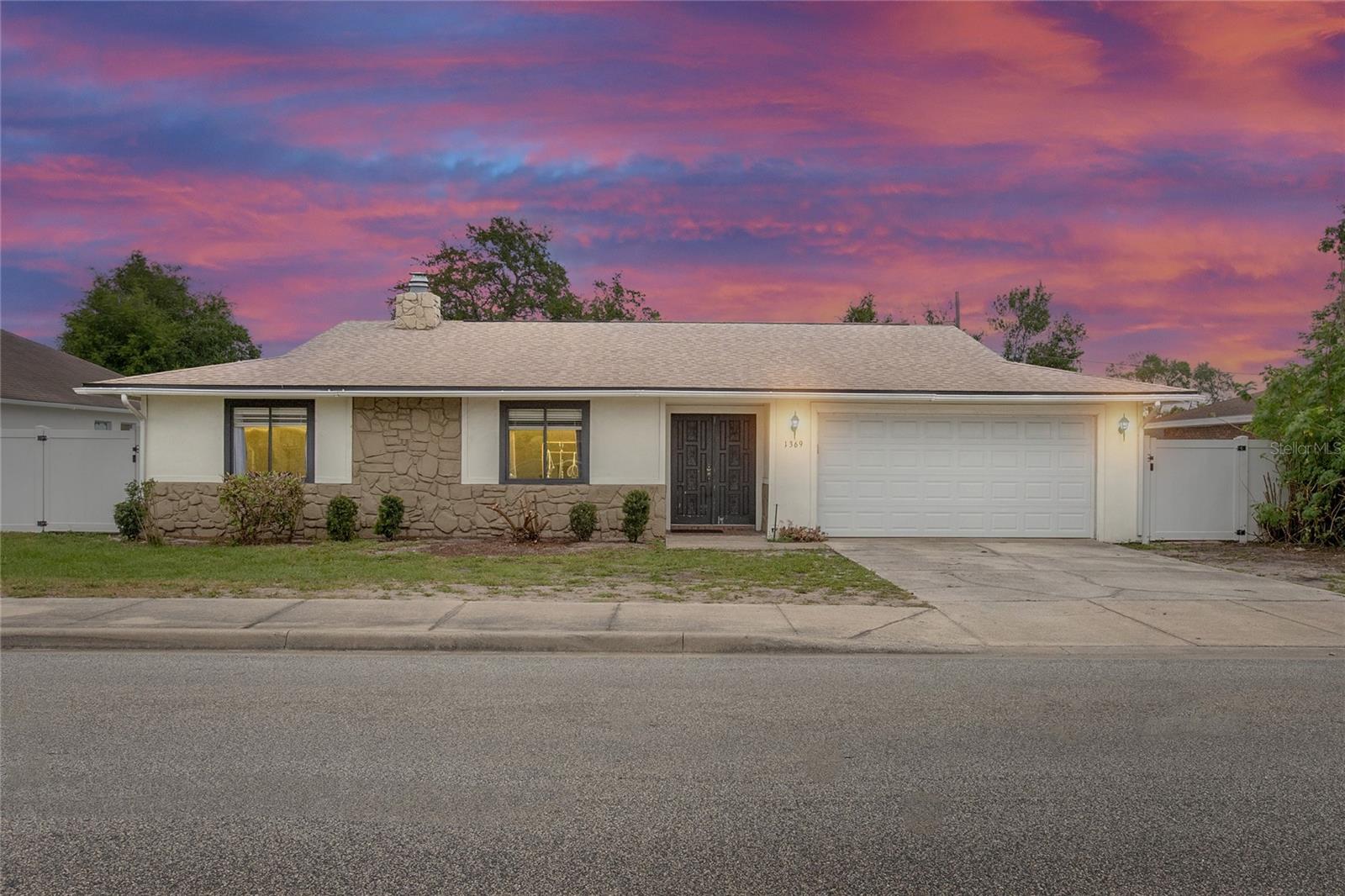 1369 Saxon Blvd Property Photo