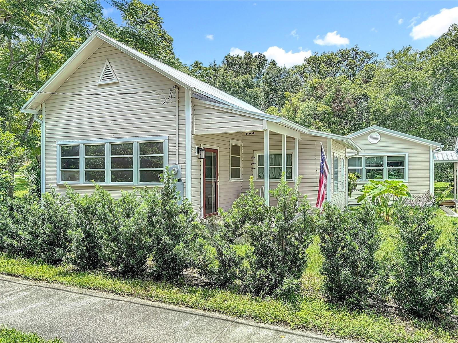 128 N LAKEVIEW DR Property Photo 1