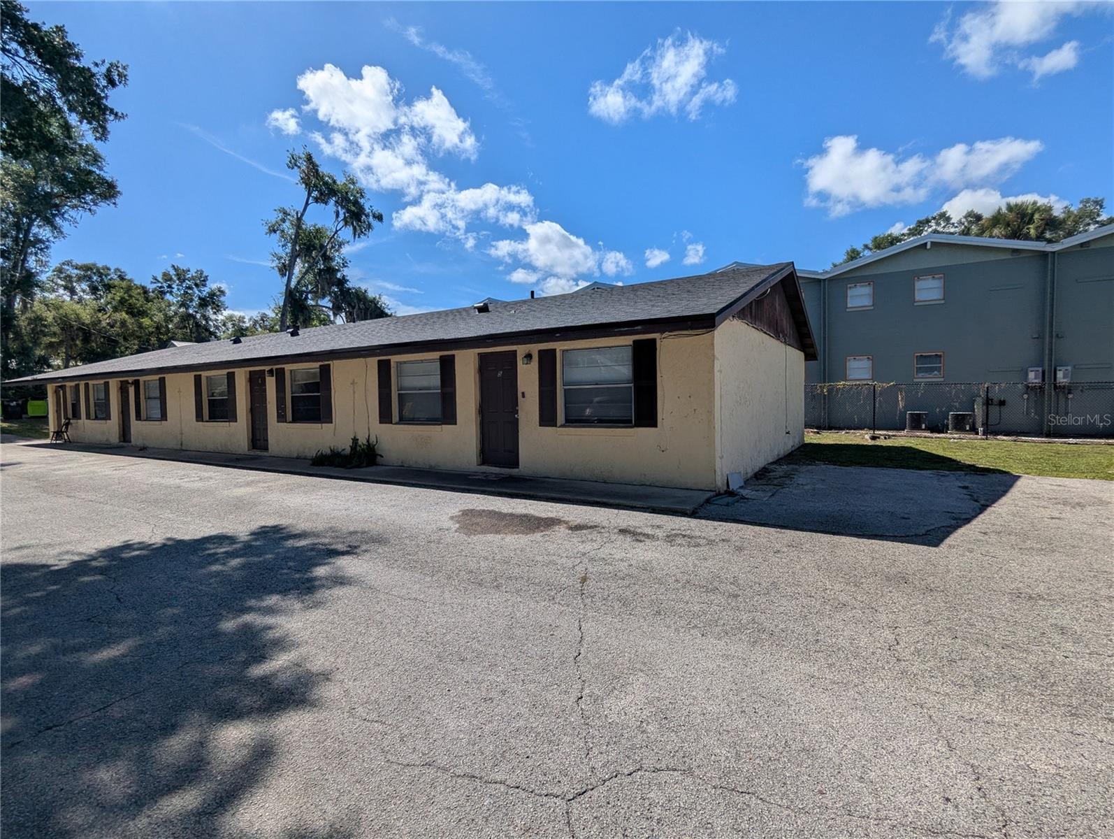 830 N Clake St Property Photo 1