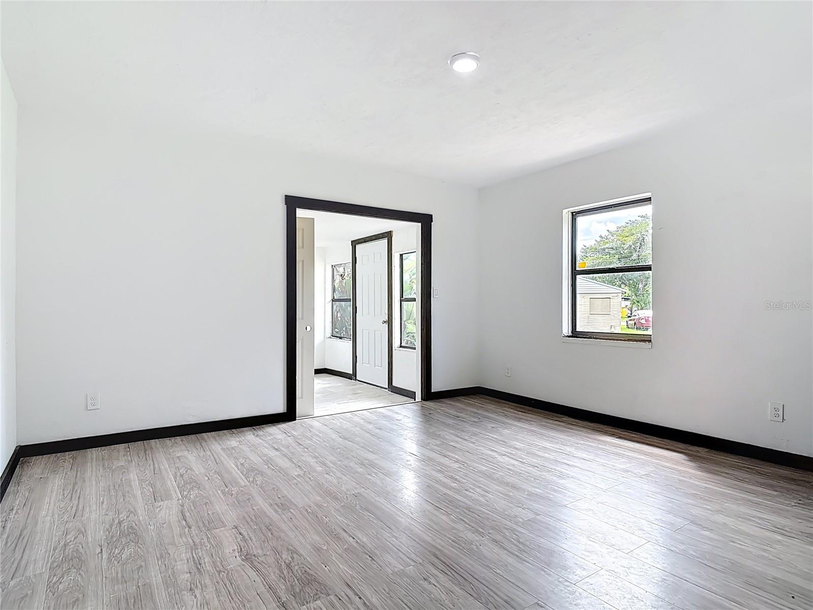633 1/2 Elm Ave Property Photo 11