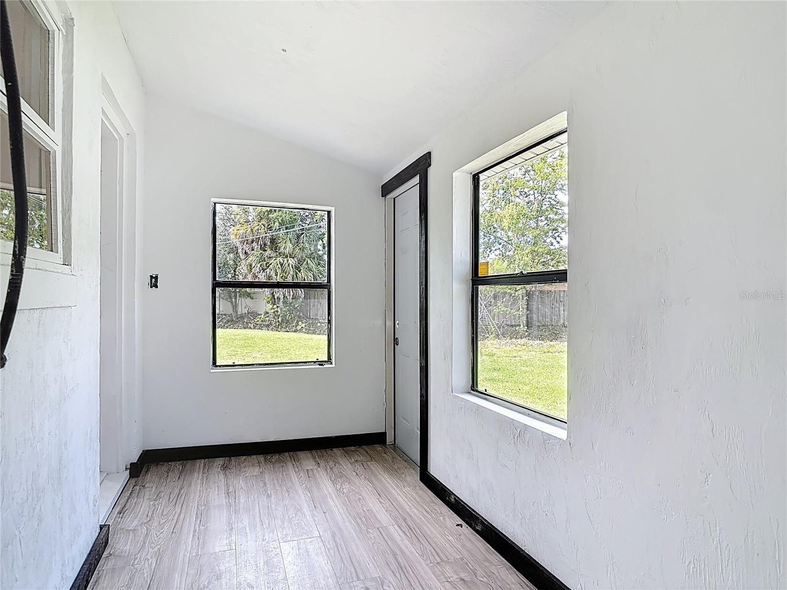 633 1/2 Elm Ave Property Photo 32