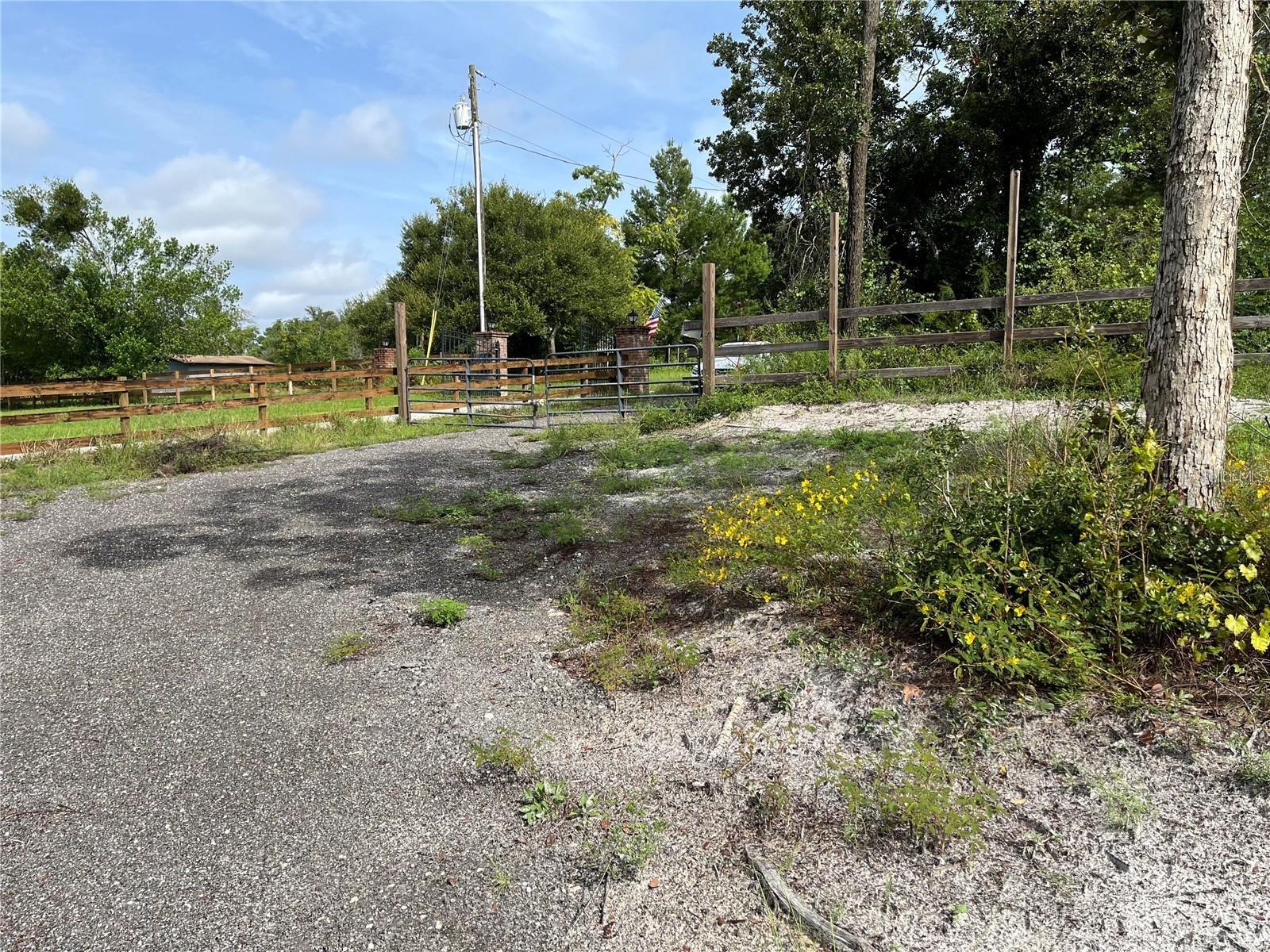 2500 Leonard Dr Property Photo 2