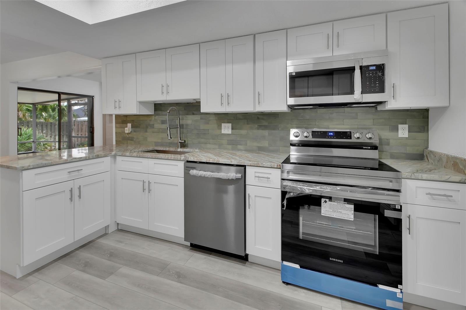 1411 N Beach St Property Photo 4