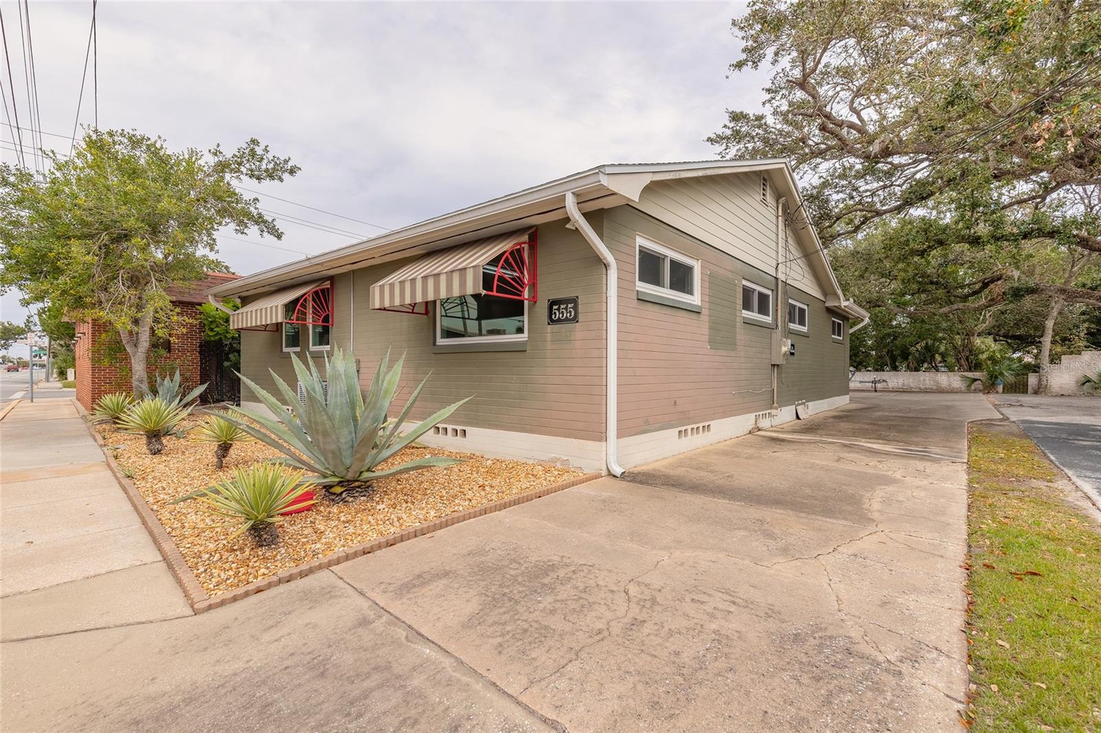 555 BALLOUGH RD Property Photo 1