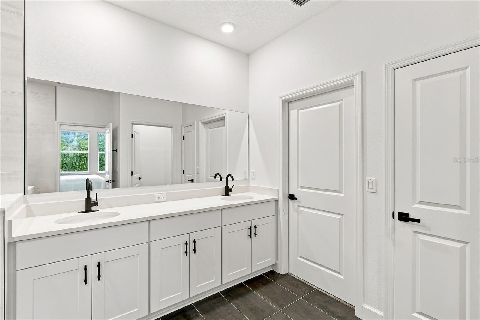 3295 Arch Ave Property Photo 28