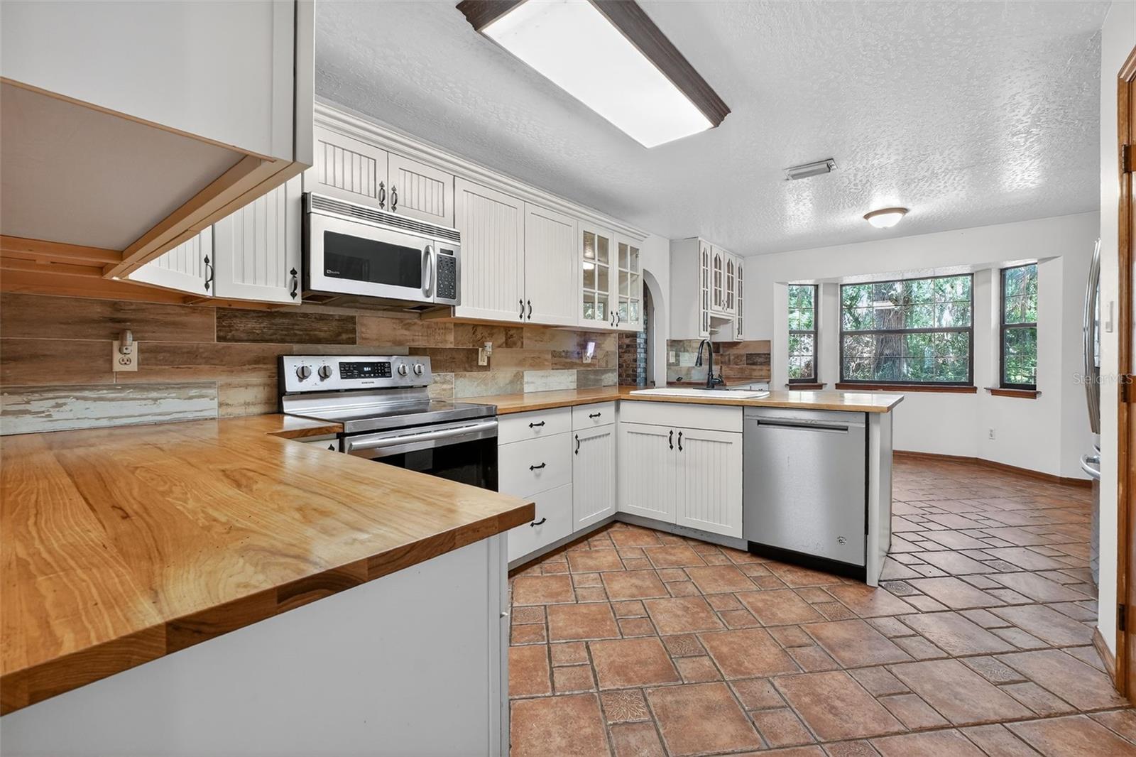 3380 Lionel Rd Property Photo 2