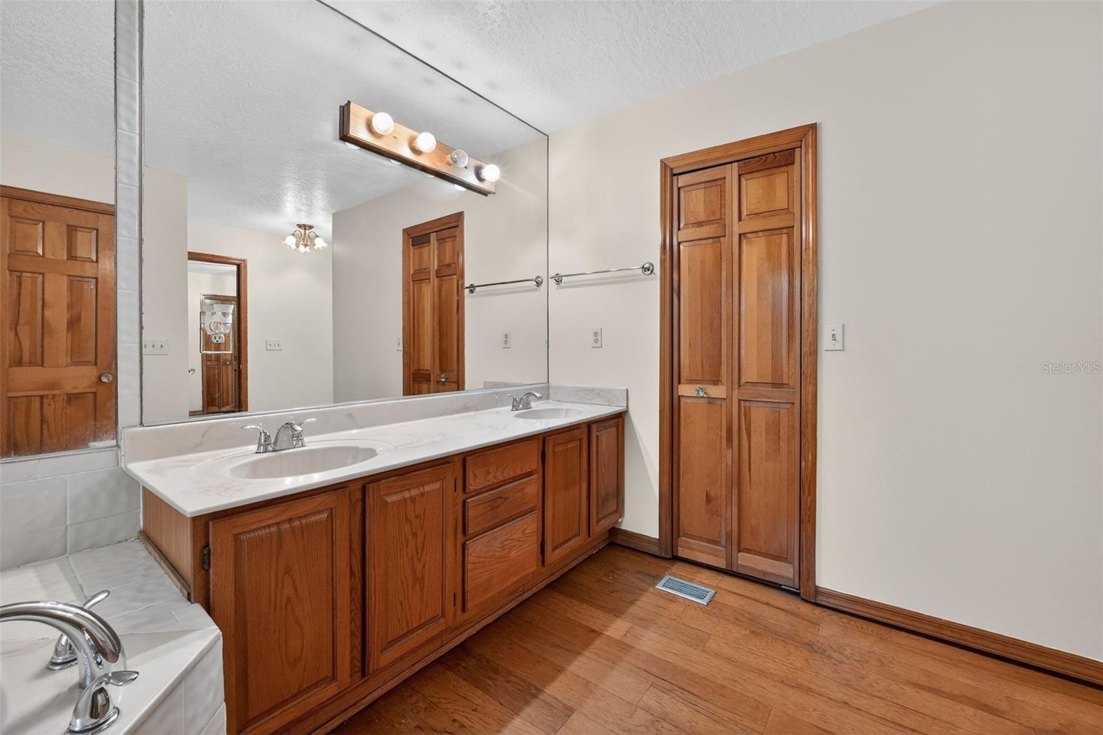 3380 Lionel Rd Property Photo 28