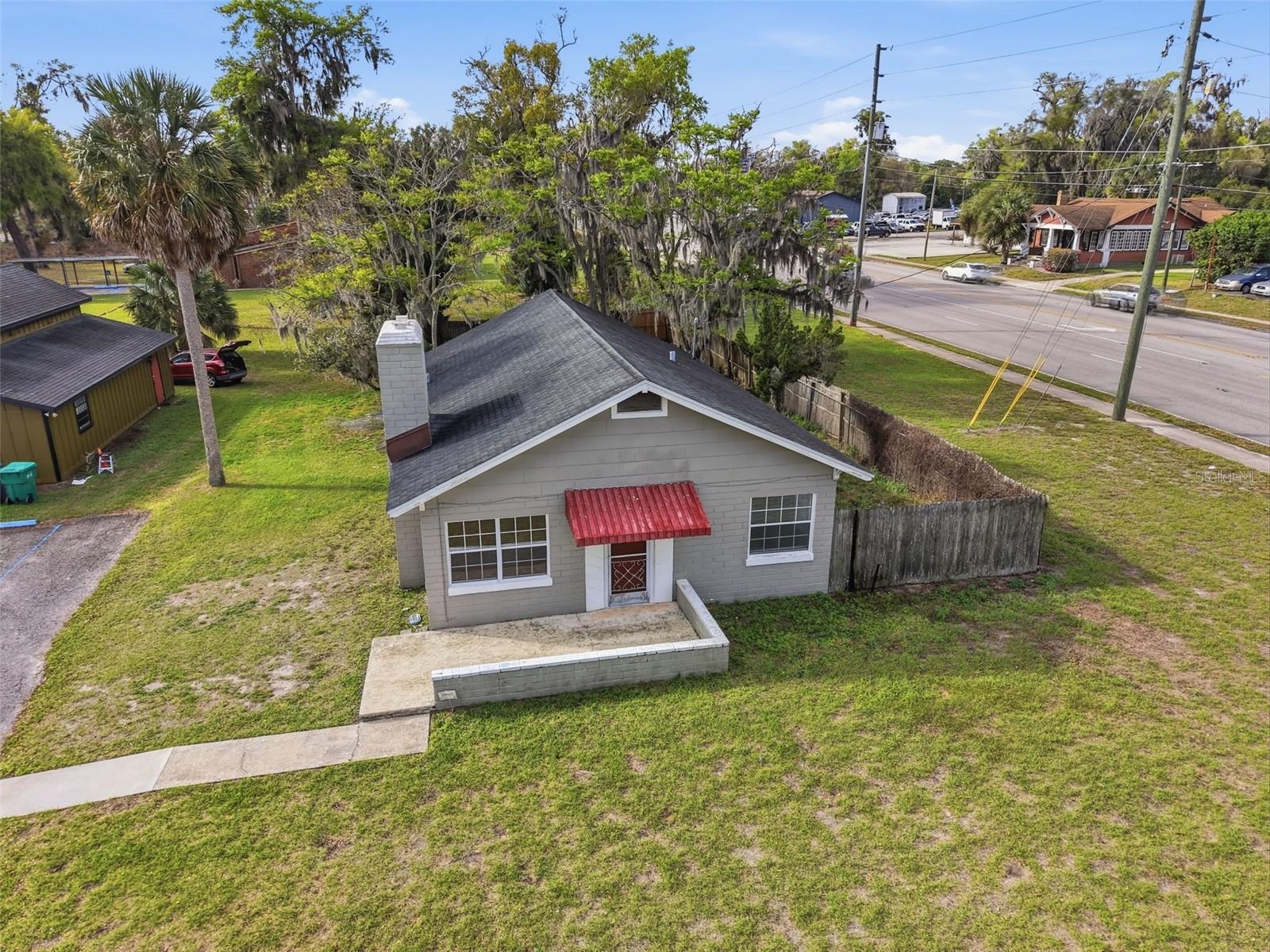1030 Camphor Ln Property Photo 2