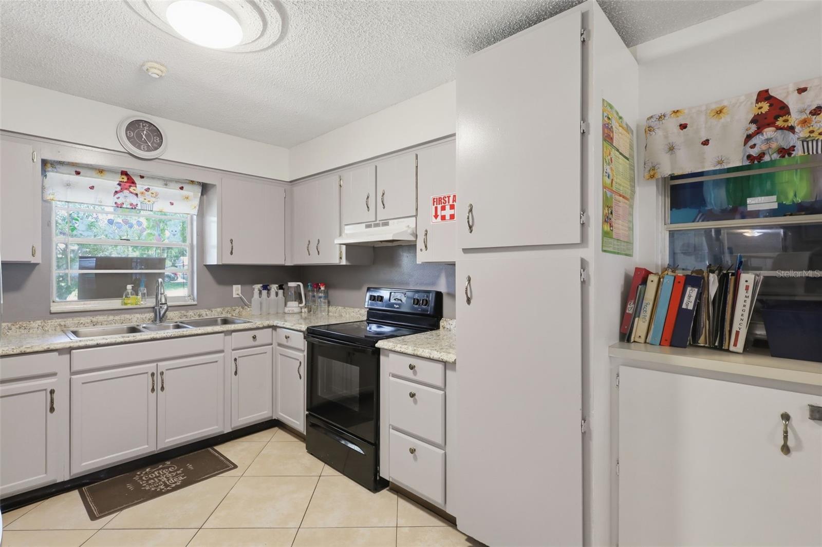 601 N Peach St Property Photo 5