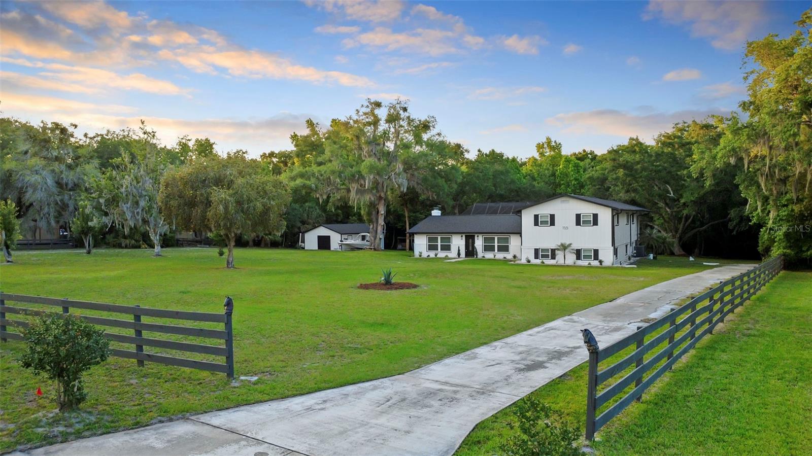 155 E Country Circle Dr E Property Photo 1