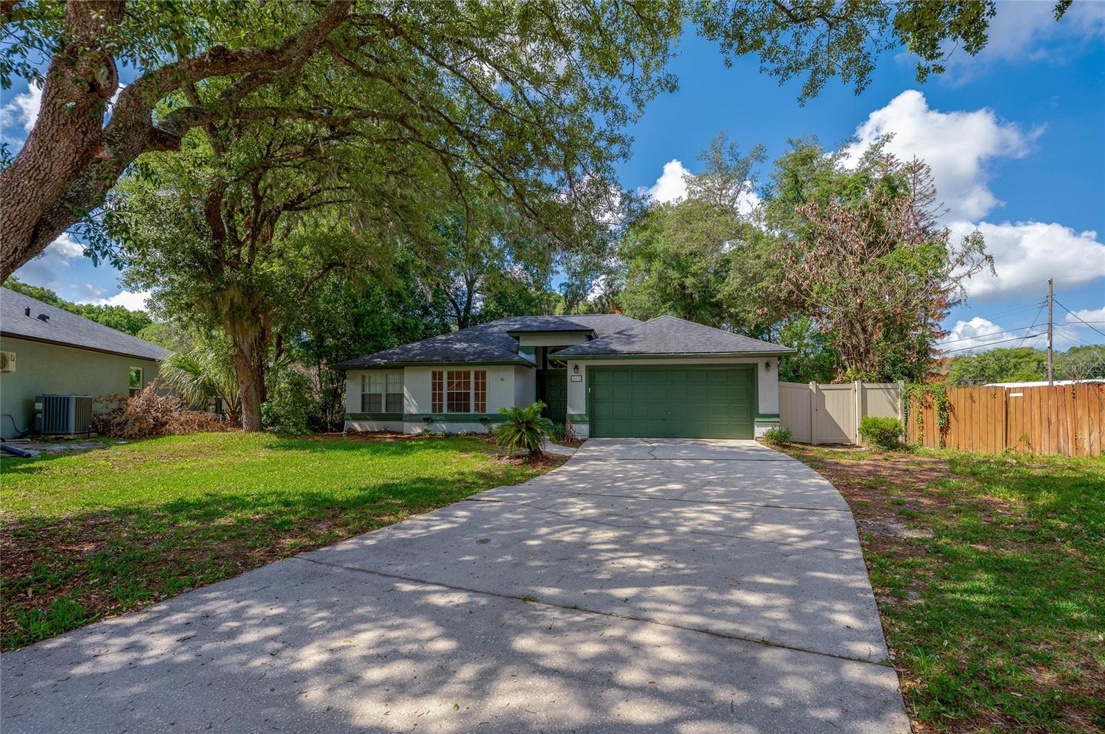 203 Live Oak Ct Property Photo 1