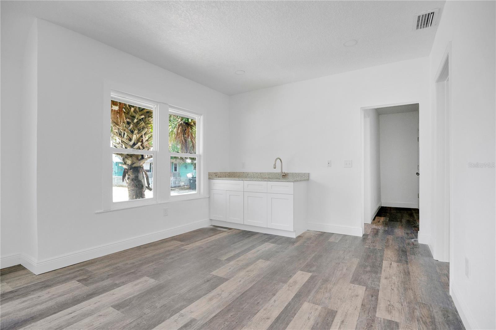 547 N Ridgewood Ave Property Photo 11