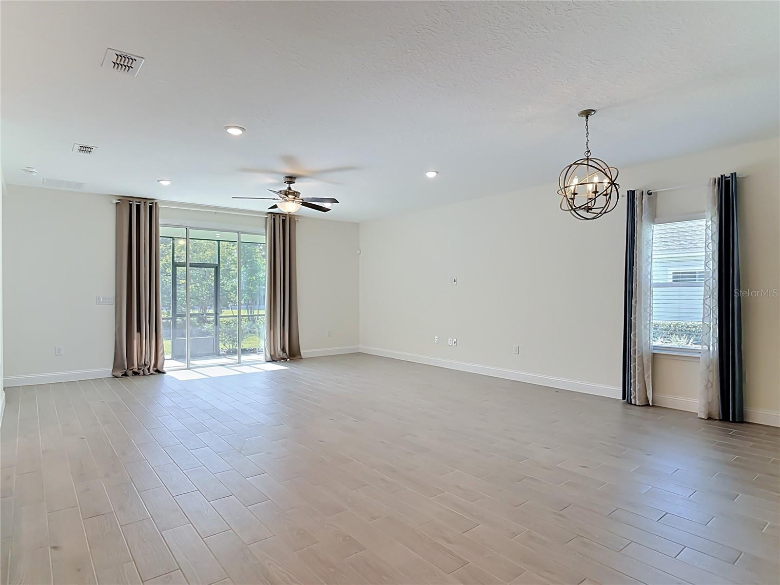 2183 Raglan Cir Property Photo 4