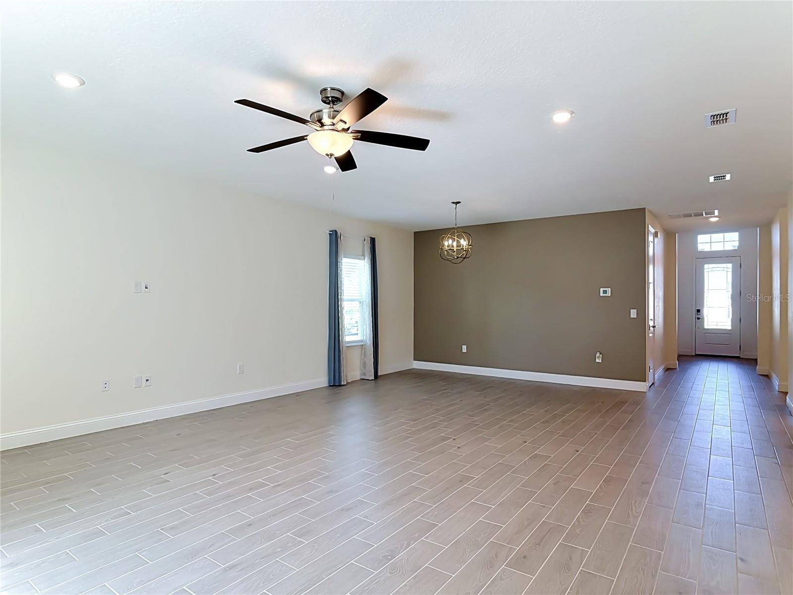 2183 Raglan Cir Property Photo 6