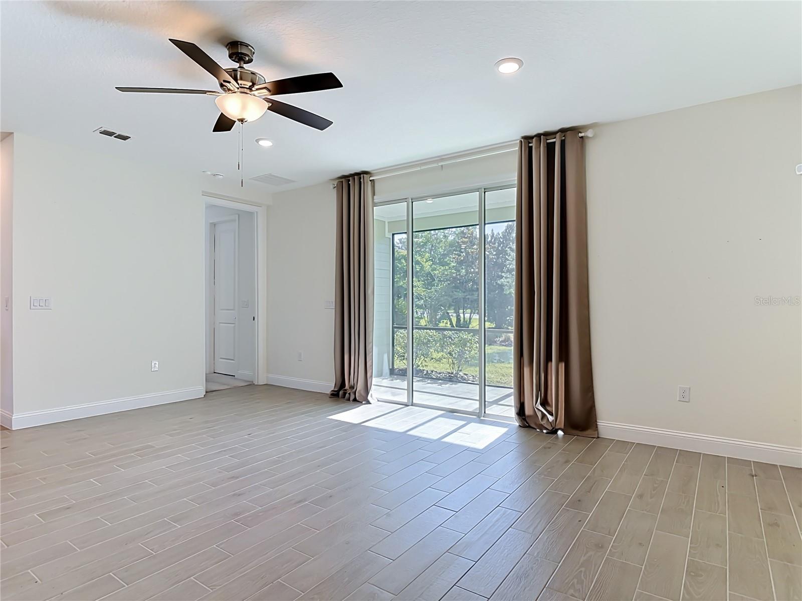 2183 Raglan Cir Property Photo 9