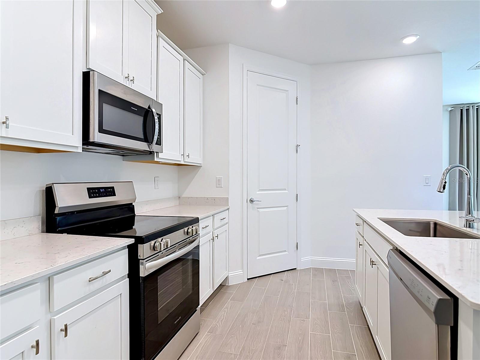 2183 Raglan Cir Property Photo 15