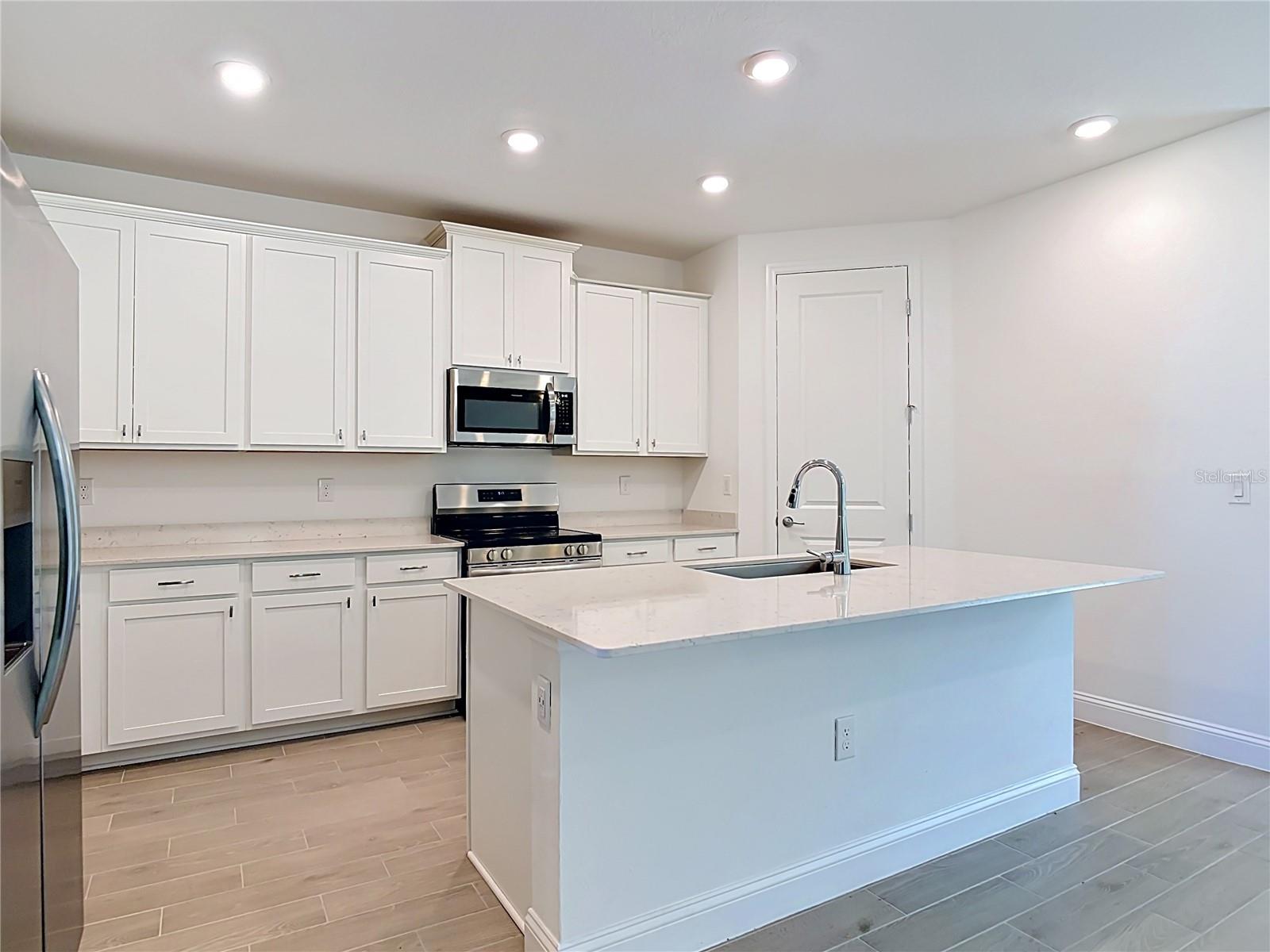 2183 Raglan Cir Property Photo 17