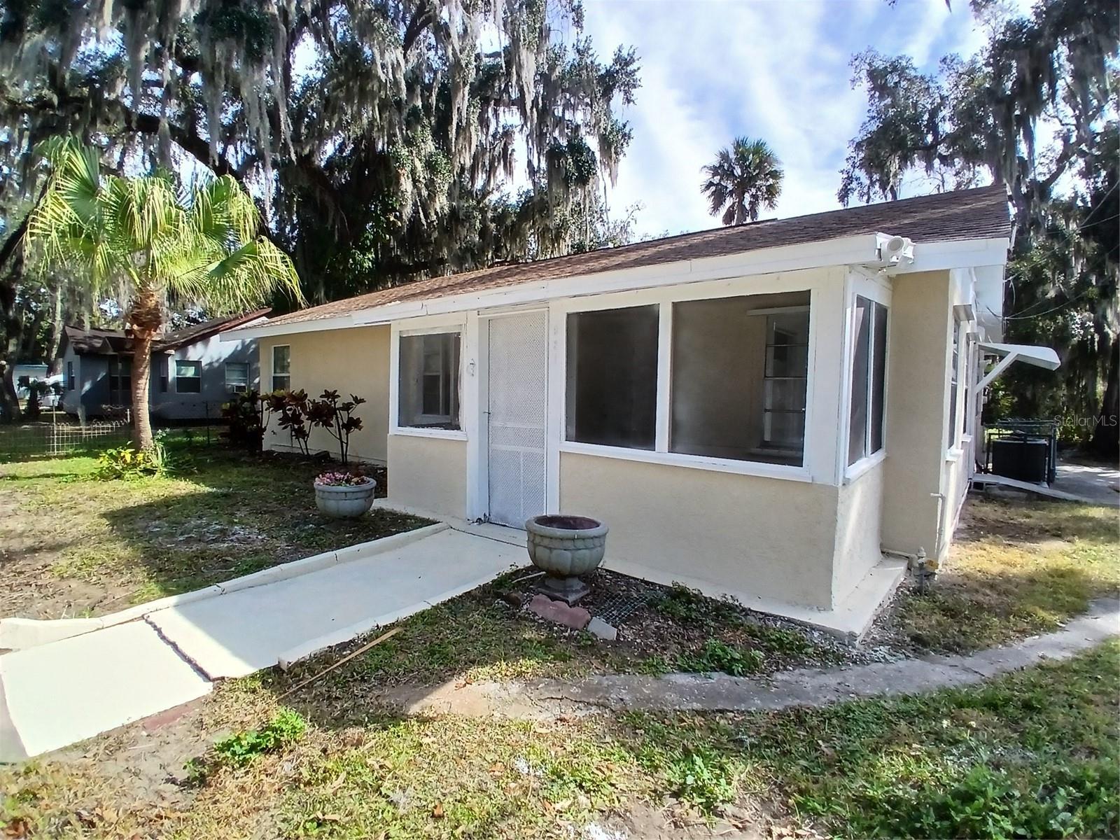 921 Winchester St Property Photo 3