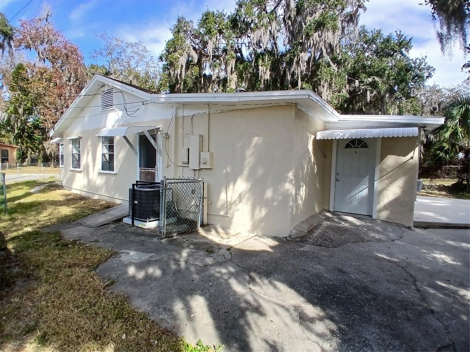 921 Winchester St Property Photo 12