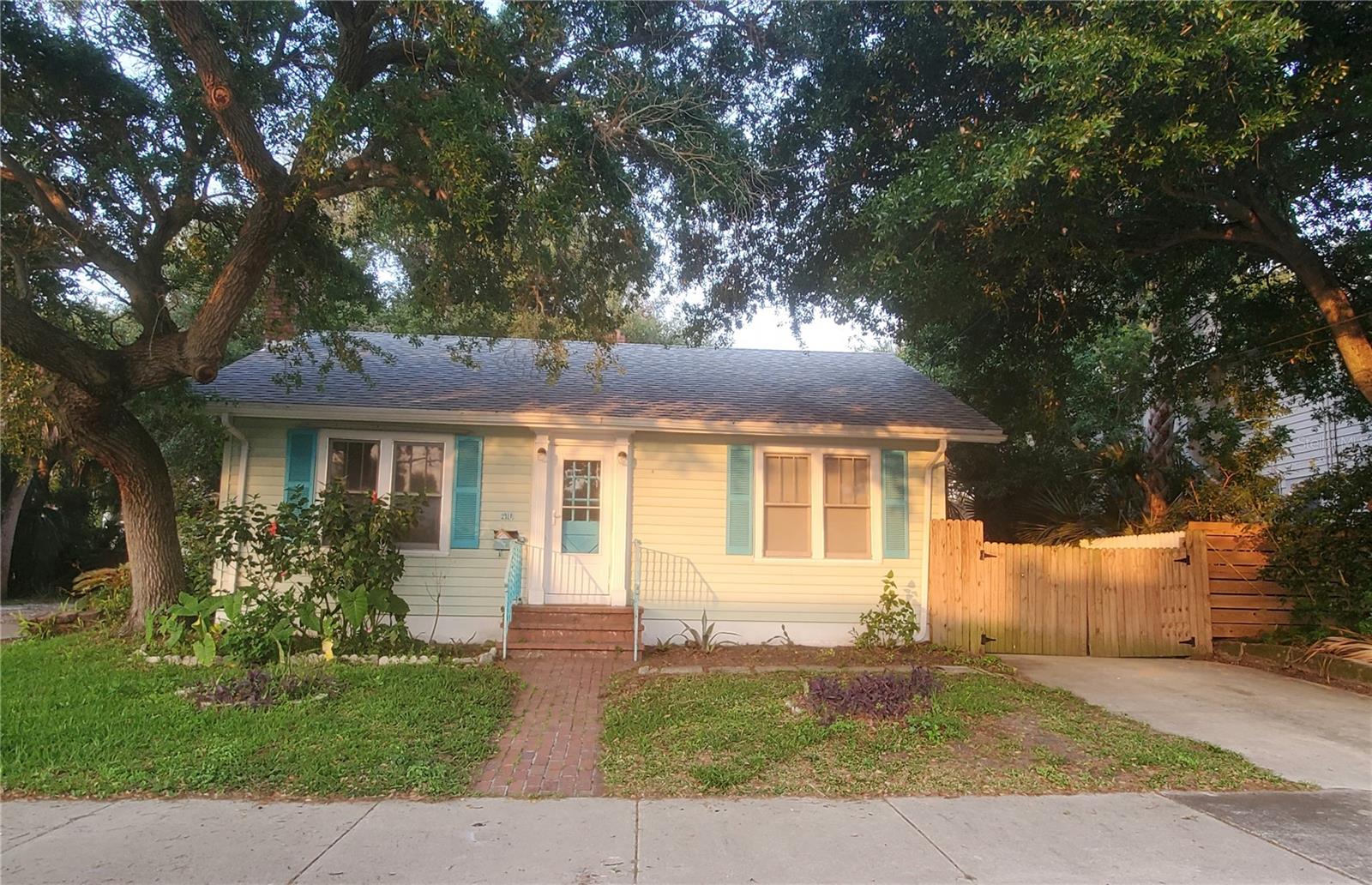 410 N OLEANDER AVE Property Photo 1