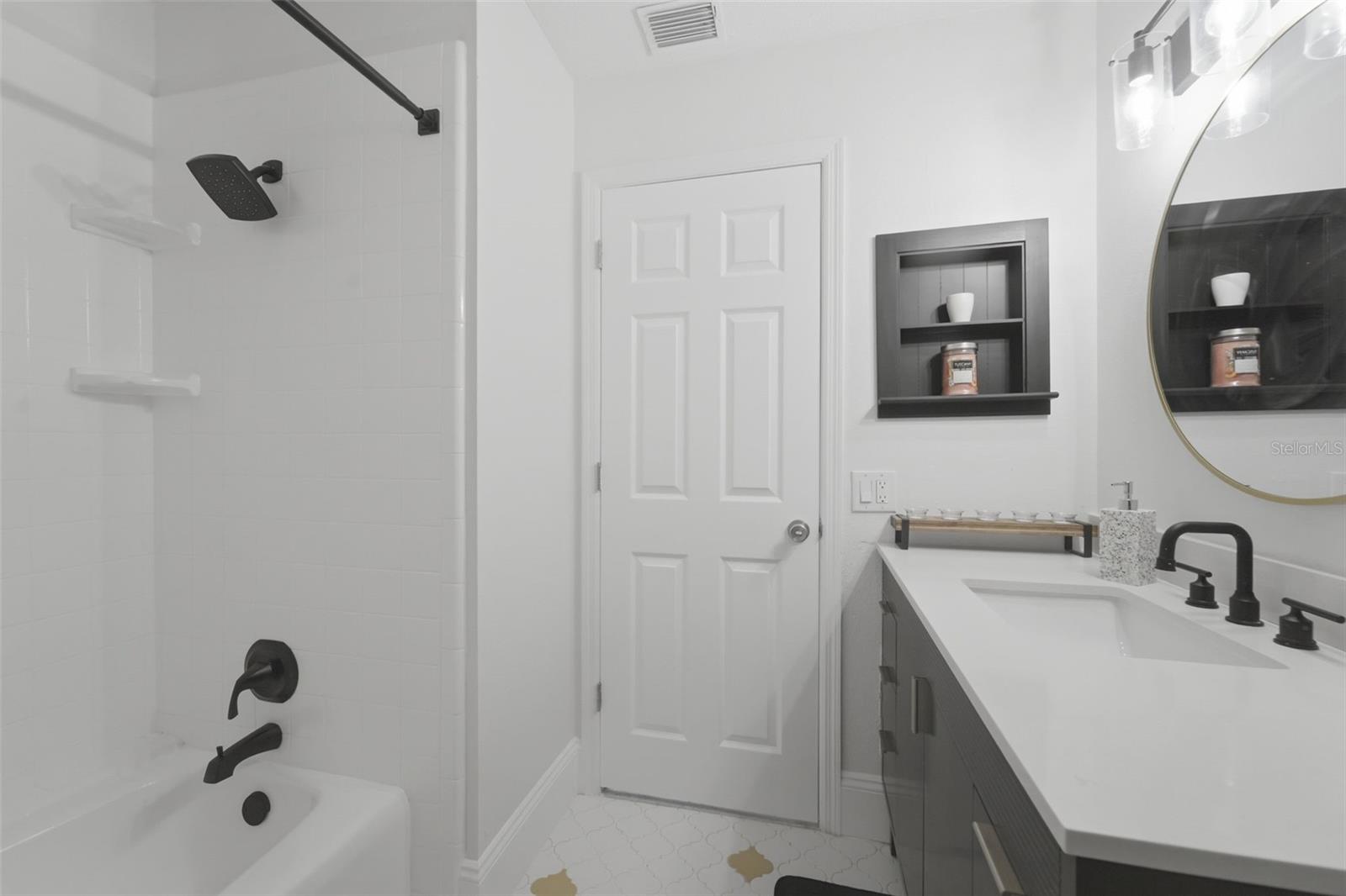 525 E Roberts St Property Photo 25