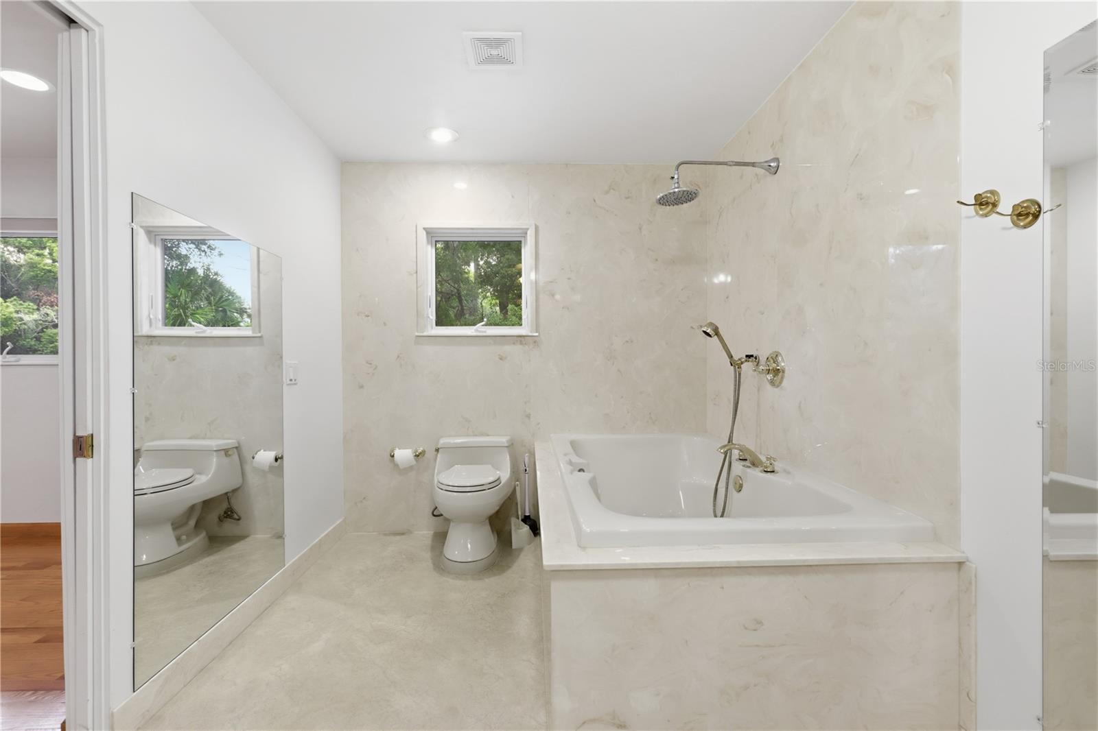 1610 Strathcona Ave Property Photo 24