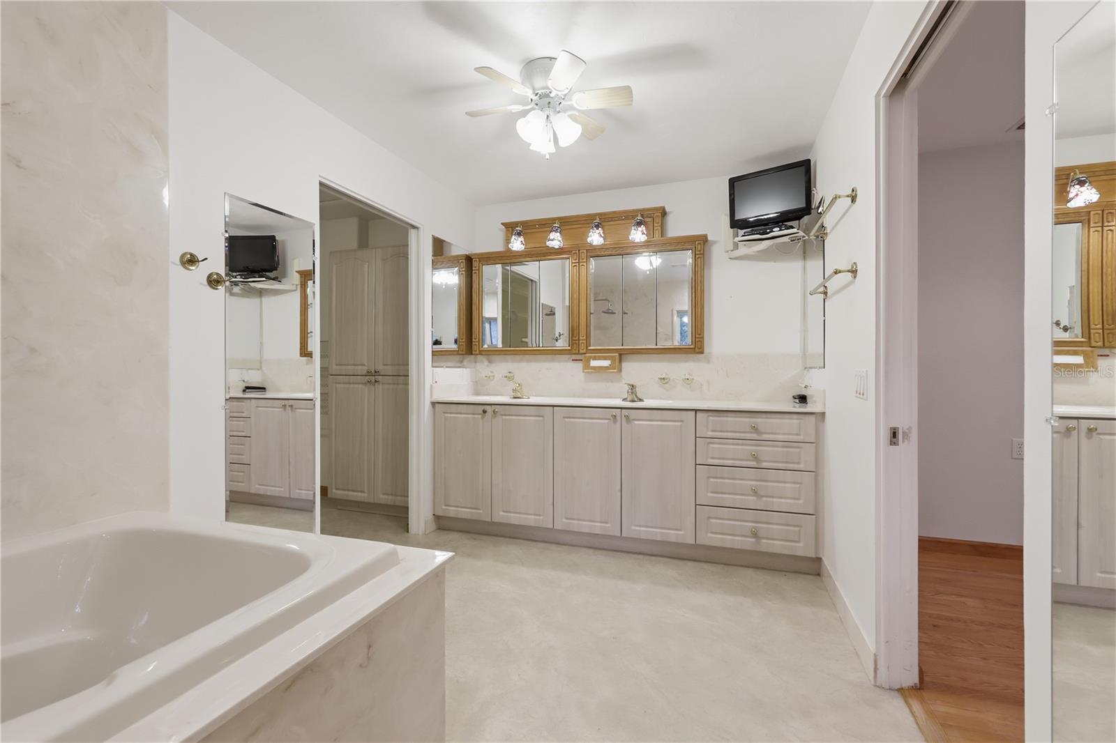 1610 Strathcona Ave Property Photo 25