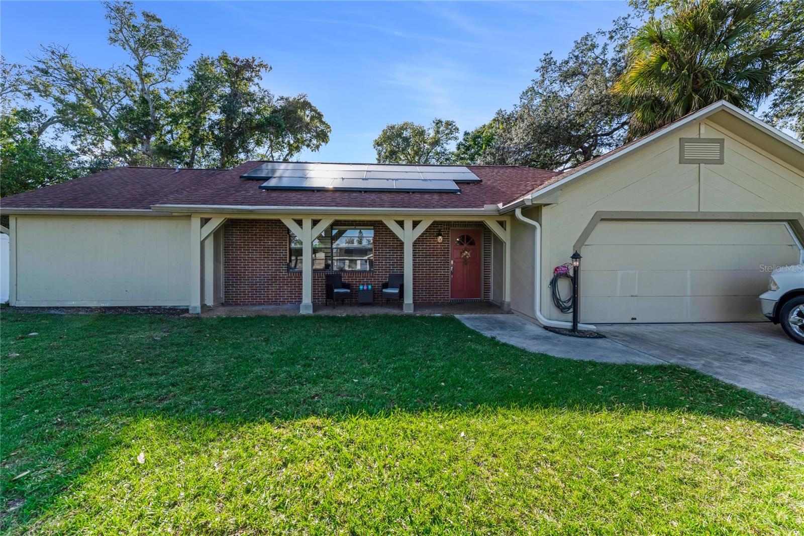 800 W River Oak Dr Property Photo 1