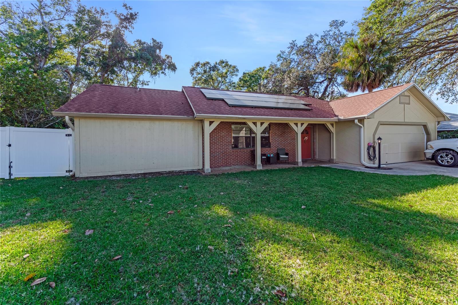 800 W River Oak Dr Property Photo 3