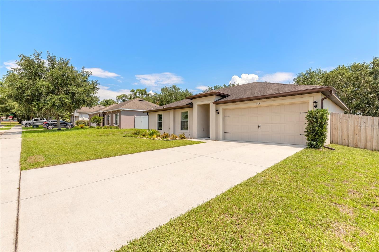 1708 Windward Oaks Dr Property Photo 3