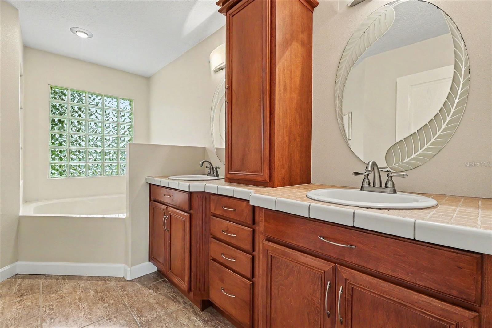 2415 Saint Pauls Dr Property Photo 19