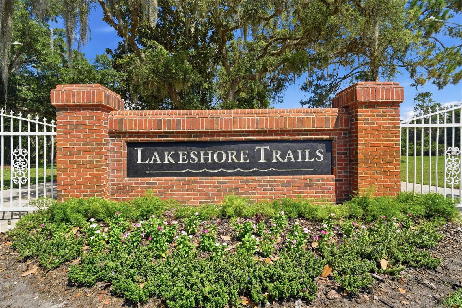 687 Winterberry Trl Property Photo 3