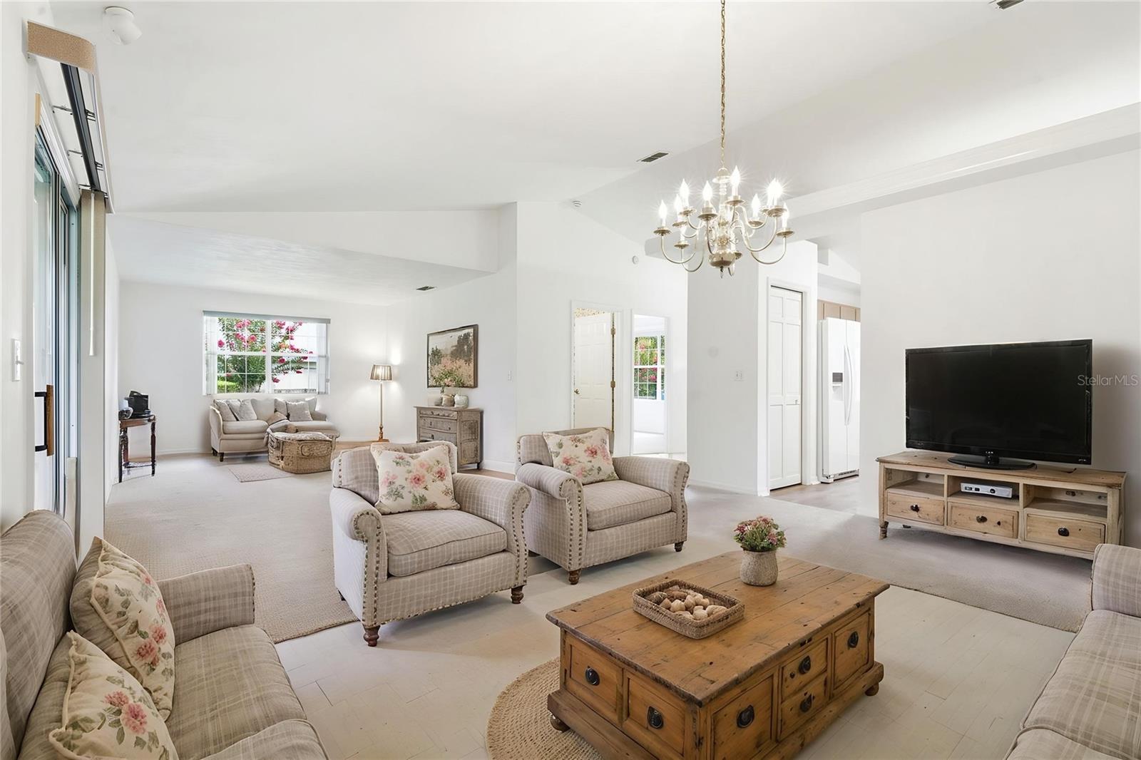 687 Winterberry Trl Property Photo 4