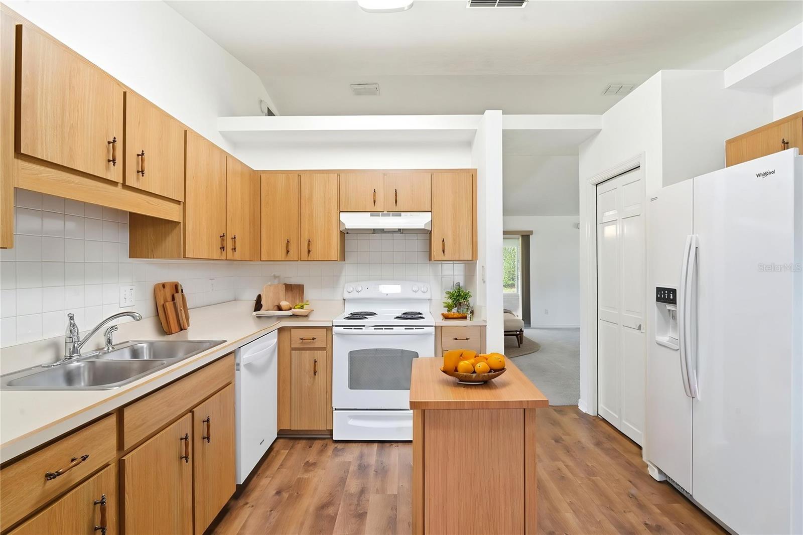 687 Winterberry Trl Property Photo 9