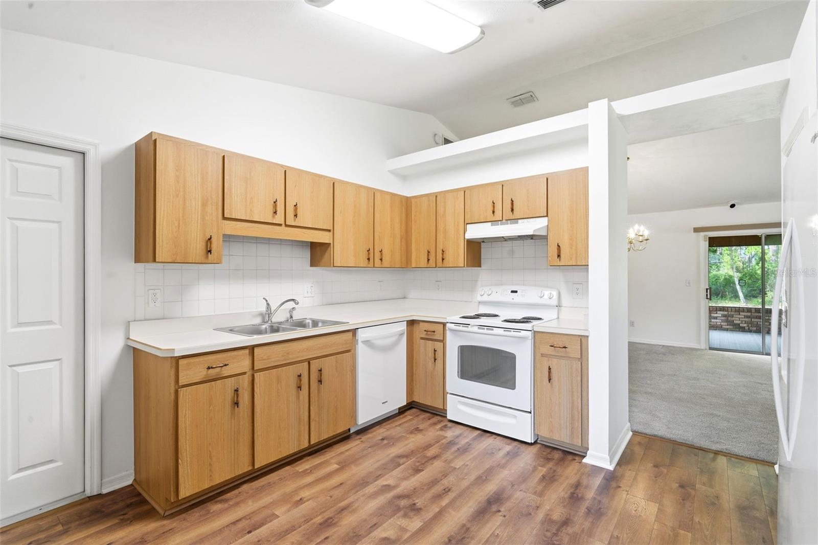 687 Winterberry Trl Property Photo 10