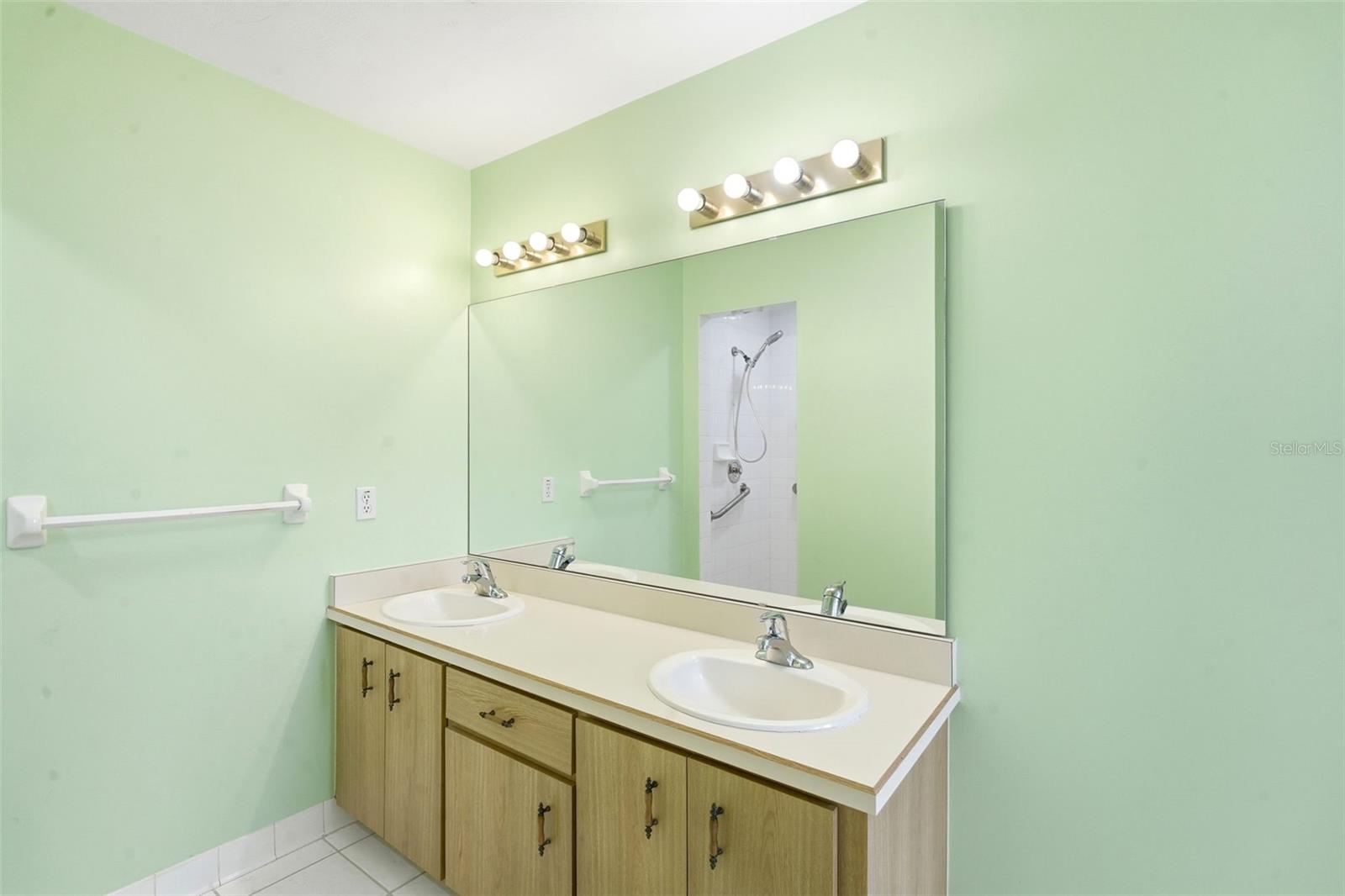 687 Winterberry Trl Property Photo 17