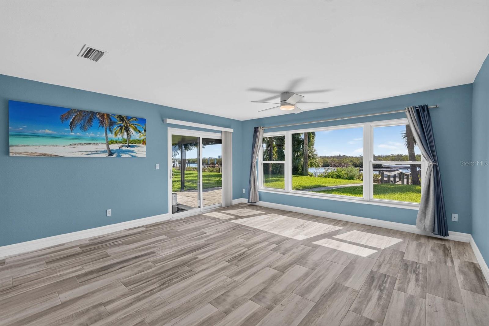 1136 Harbour Point Dr Property Photo 3
