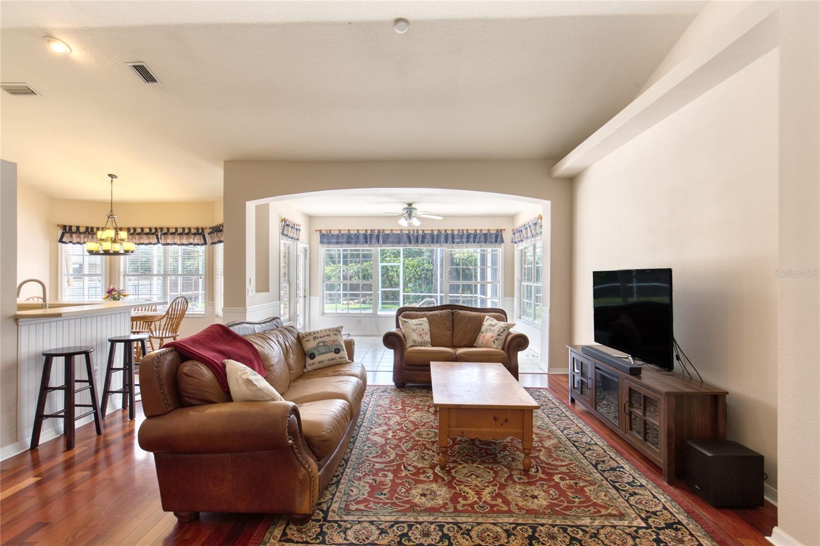 5 Watercliff Ln Property Photo 14